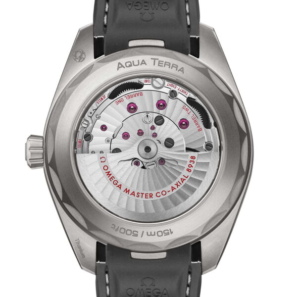 Die OMEGA Seamaster Aqua Terra 150 M Worldtimer GMT verfügt über einen transparenten Gehäuseboden, der ihr komplexes mechanisches Uhrwerk mit sichtbarem „OMEGA MASTER CO-AXIAL 8916“ offenbart. Sie hat außerdem ein schwarzes Lederarmband mit weißen Nähten.