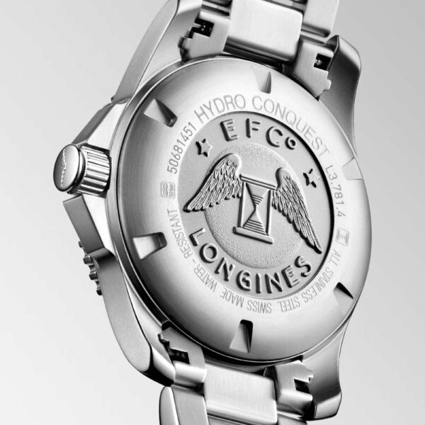 Rückansicht einer Edelstahluhr mit eingraviertem Logo mit Flügeln und Text. Das Armband ist angebracht abgebildet und der umgebende Text enthält „HYDRO CONQUEST“ und „LONGINES“.