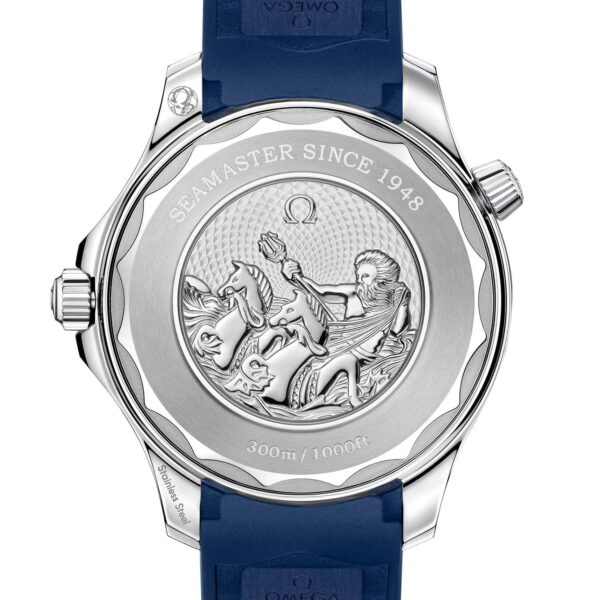 Auf der Rückseite der Uhr OMEGA Seamaster Diver 300M 75th Anniversary ist eine Figur auf einem Seepferdchen eingraviert, mit den Worten „Seamaster Since 1948“ und „300m/1000ft“. Sie ist mit einem blauen Armband mit dem Omega-Logo versehen.