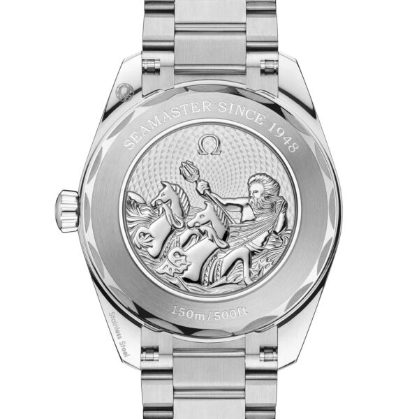 Die Rückseite der OMEGA Seamaster Aqua Terra 150M weist aufwendige Gravuren eines Seepferdchens und von Wellen mit der Aufschrift „SEAMASTER SINCE 1948“ und „150m/500ft“ auf, gepaart mit einem Gliederarmband aus Metall.
