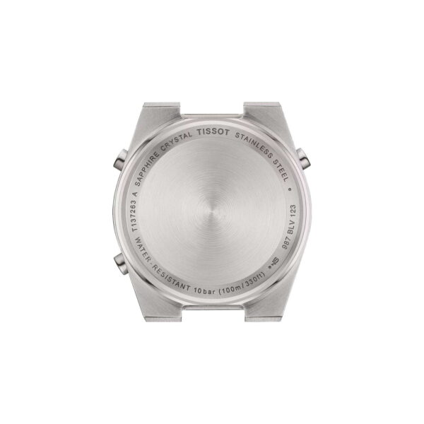 Rückansicht eines Tissot PRX Digital 35 mm Edelstahluhrengehäuses mit den Gravuren „Saphirglas“, „Edelstahl“, „Wasserdicht 10 bar (100 m/330 Fuß)“ und Seriennummern. Das Gehäuse ist rund und hat Ösen zur Befestigung des Armbands.
