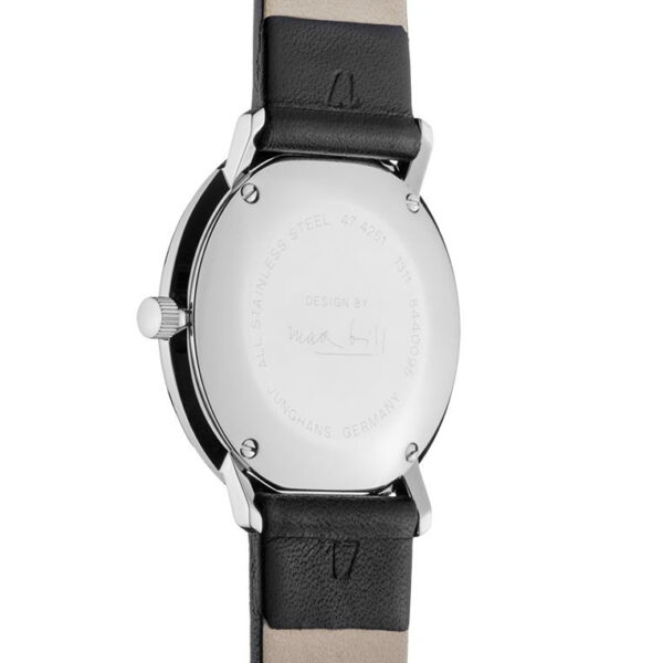 Die Junghans Max Bill Damenarmbanduhr verfügt über ein rundes Edelstahlgehäuse und ein Lederarmband mit der Gravur „DESIGN BY JUNGHANS GERMANY“. Das Armband ist außen schwarz und innen beige.
