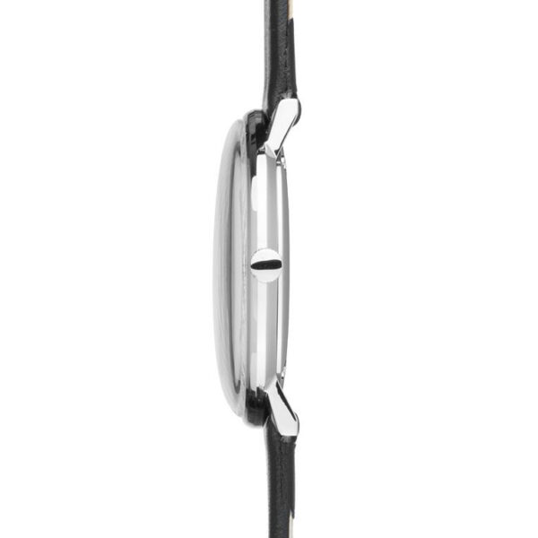Seitenansicht der Junghans Max Bill Damenarmbanduhr mit runder, silberner Lünette und schwarzem Lederarmband. Das Design ist minimalistisch und modern und wird schräg präsentiert, um das schlanke Profil hervorzuheben.