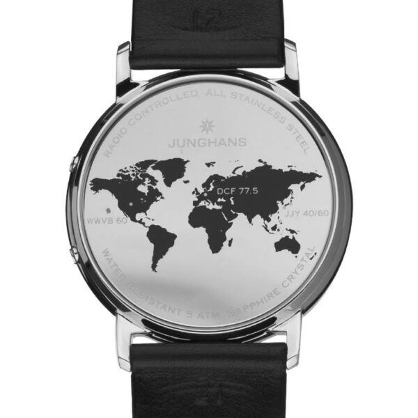 Die Rückseite der Junghans Milano Mega Solar Edelstahluhr ist mit einer Weltkarte graviert und verfügt über ein schwarzes Lederarmband.