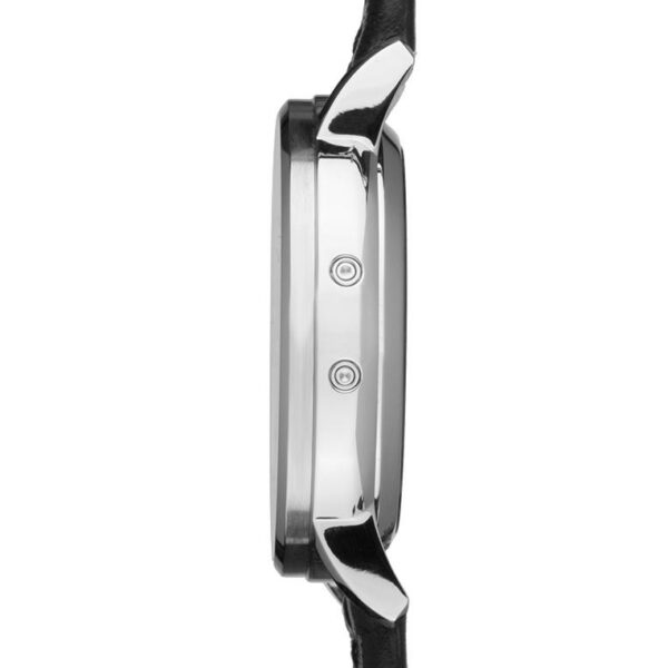 Seitenansicht der Junghans Milano Mega Solar-Uhr mit glänzendem Metallgehäuse und schwarzem Lederarmband. Sie verfügt über zwei seitliche Tasten und besticht durch ein schlankes, minimalistisches Design auf schlichtem weißen Hintergrund.
