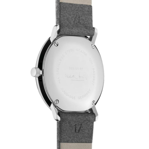 Auf der Unterseite der Junghans Max Bill Damenarmbanduhr befindet sich eine runde Edelstahlrückseite mit eingraviertem Text. Sie verfügt über ein graues Lederarmband und einen durchsichtigen Metallverschlussstift.