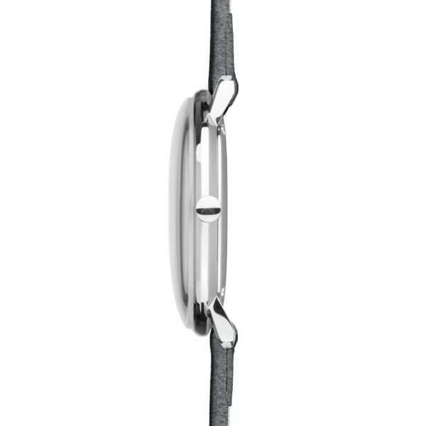 Seitenansicht der Junghans Max Bill Damen, mit einem schlanken, minimalistischen Design mit einem runden silbernen Gehäuse und einem schwarzen Lederarmband, vertikal positioniert vor einem schlichten weißen Hintergrund.