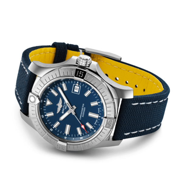Die Breitling Avenger Automatic 43 ist eine Luxusuhr mit Edelstahlgehäuse und blauem Zifferblatt mit silbernen Indizes und Zeigern. Sie verfügt über ein blaues Stoffarmband mit gelbem Futter, weißen Nähten und zeigt das Datum auf der 3-Uhr-Position an.