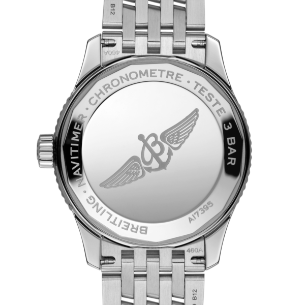 Die Rückseite der Breitling Navitimer Automatic 35 zeigt ein geflügeltes „B“-Logo in einem Kreis, umgeben vom Text „BREITLING NAVITIMER CHRONOMETRE TESTE 3 BAR“ sowie mehreren Referenznummern. Sie verfügt über ein Metallarmband mit Gliedern.