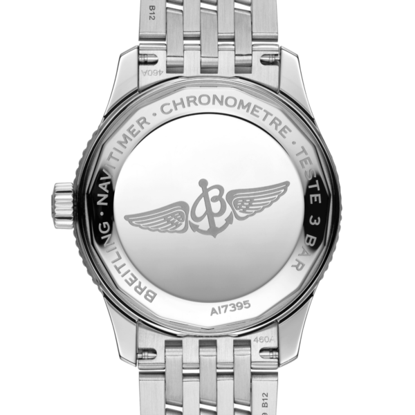 Auf der Rückseite der luxuriösen Armbanduhr Breitling Navitimer 1 Automatic 35 mit Metallarmband sind der Text „CHRONOMETRE TESTE 3 BAR“ eingraviert, in der Mitte ein geflügeltes Logo und die Modellnummer „A17395“ zu sehen.