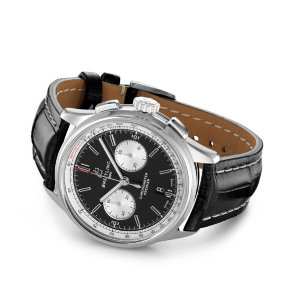 Der Breitling Premier B01 Chronograph 42 verfügt über ein Edelstahlgehäuse und ein schwarzes Lederarmband. Das Display der Uhr zeigt ein schwarzes Zifferblatt mit zwei Hilfszifferblättern, weißen Stundenmarkierungen und zeigt deutlich den Markennamen an.