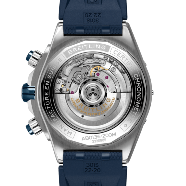 Aus der Nähe sieht man die Rückseite des Breitling Super Chronomat B01 44, auf der komplizierte Zahnräder und mechanische Komponenten durch das transparente Gehäuse sichtbar sind. Es verfügt über ein blaues Armband, Metalldetails und eine gravierte Kante um die Metallrückseite.