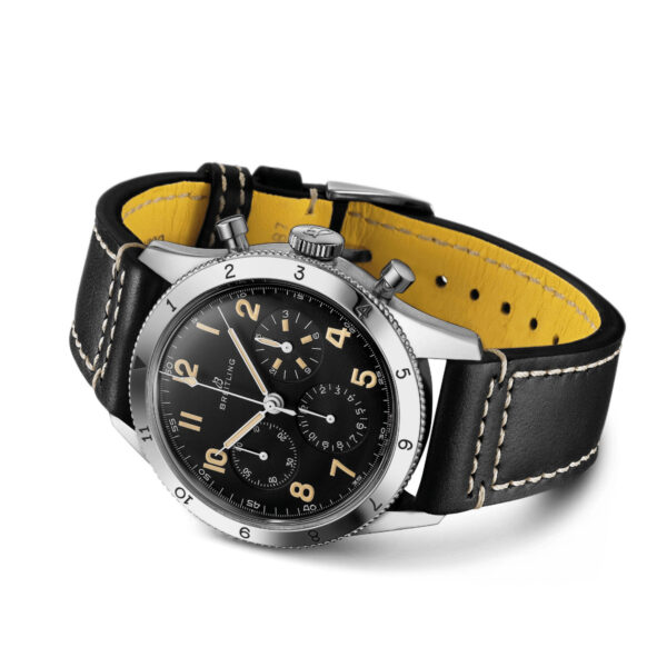 Die Breitling Classic AVI 1953 verfügt über ein Edelstahlgehäuse, ein schwarzes Zifferblatt mit drei Hilfszifferblättern, Leuchtzeigern und einer drehbaren Lünette mit arabischen Ziffern. Sie wird mit einem Lederarmband mit gelbem Futter und sichtbaren Nähten geliefert.