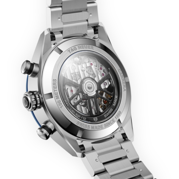 Nahaufnahme der Rückseite eines TAG Heuer Carrera Chronographen, der durch einen transparenten Gehäuseboden sein komplexes mechanisches Uhrwerk offenbart. Er hat ein Metallarmband und eingravierte Details an den Rändern, die auf Wasserbeständigkeit und Herkunft hinweisen.