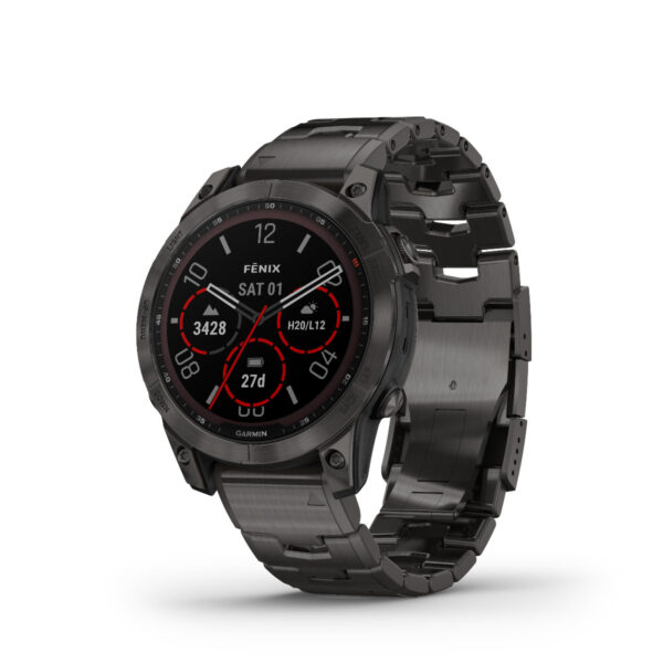 Die Garmin Fenix 7 Sapphire Solar Smartwatch zeichnet sich durch ein elegantes Design mit einem dunkelmetallischen Gliederarmband aus. Das Zifferblatt zeigt digital Uhrzeit, Datum und verschiedene Fitnesswerte in Rot und Weiß auf schwarzem Hintergrund an.
