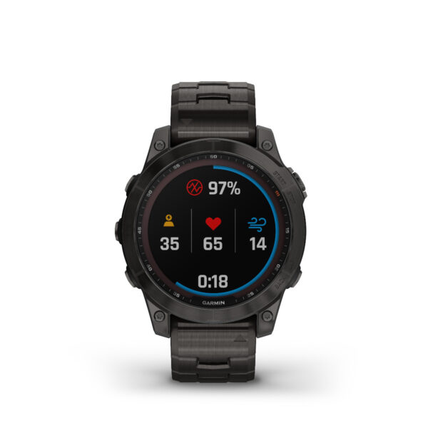 Die Garmin Fenix 7 Sapphire Solar Smartwatch zeigt Gesundheitswerte wie 97 % Sauerstoffsättigung, eine Herzfrequenz von 65 Schlägen pro Minute, 14 Atemzüge pro Minute und zeichnet 35 Schritte auf. Sie verfügt über ein schwarzes Armband und Gehäuse.