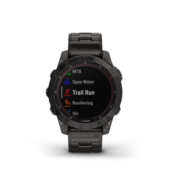 Die Garmin Fenix 7 Sapphire Solar, eine schwarze Smartwatch mit robustem Design und Metallarmband, zeigt auf ihrem runden Bildschirm Aktivitäten wie MTB, Open Water, Trail Run, Bouldern und Skifahren an – ideal für Outdoor-Abenteuer.