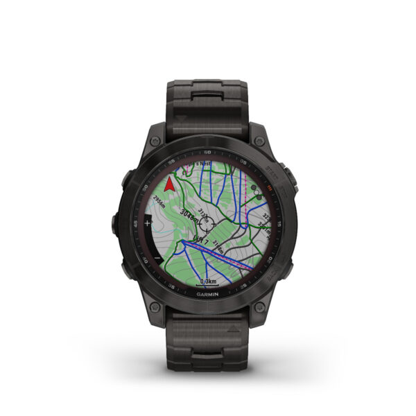 Die Garmin Fenix 7 Sapphire Solar Smartwatch verfügt auf ihrem runden Zifferblatt über eine detaillierte topografische Karte mit Höhenlinien und Geländedetails. Ein roter Navigationspfeil und Entfernungsmarkierungen werden angezeigt, alles eingebettet in ein dunkles Metallband und -gehäuse.