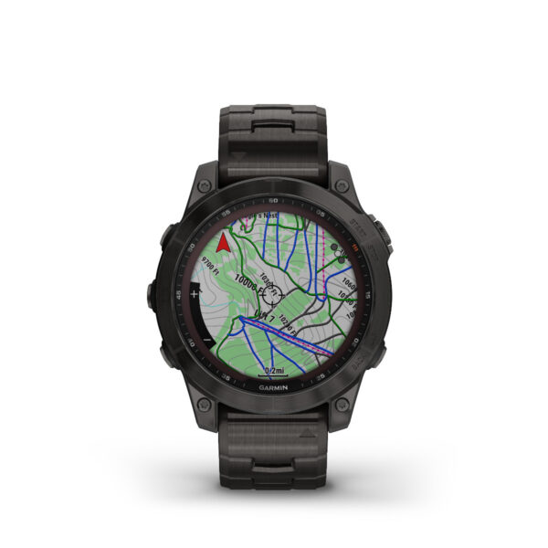 Eine schwarze Garmin Fenix 7 Sapphire Solar-Smartwatch mit Metallgliederarmband zeigt eine detaillierte topografische Karte mit Höhenlinien, einem roten Richtungspfeil und einer blau markierten Route, die unterschiedliche Gelände- und Höhendetails hervorhebt.
