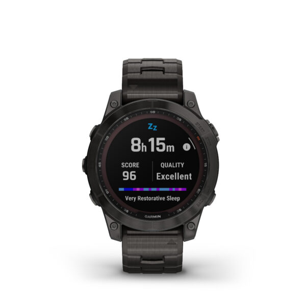 Die Garmin Fenix 7 Sapphire Solar mit dunklem Armband zeigt eine Schlafzusammenfassung von 8 Stunden und 15 Minuten Schlaf mit einem hervorragenden Wert von 96. Unter dem Text ist eine Leiste mit der Schlafphasenanzeige sichtbar.