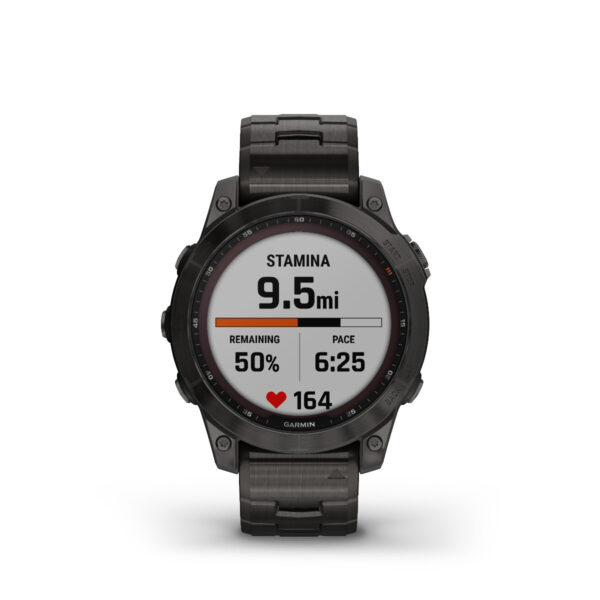 Die Garmin Fenix 7 Sapphire Solar mit ihrem robusten schwarzen Design und dem runden Zifferblatt zeigt Ausdauerinformationen, 9,5 Meilen Distanz, 50 % verbleibende Energie, ein Tempo von 6:25 min/meile und eine Herzfrequenz von 164 Schlägen pro Minute an.