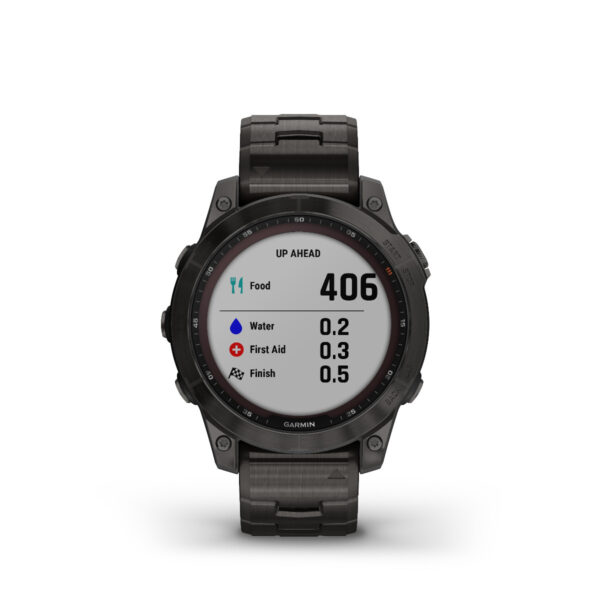 Eine schwarze Garmin Fenix 7 Sapphire Solar-Smartwatch zeigt „UP AHEAD“ mit Symbolen und Entfernungen: Essen (406), Wasser (0,2), Erste Hilfe (0,3), Ziel (0,5).