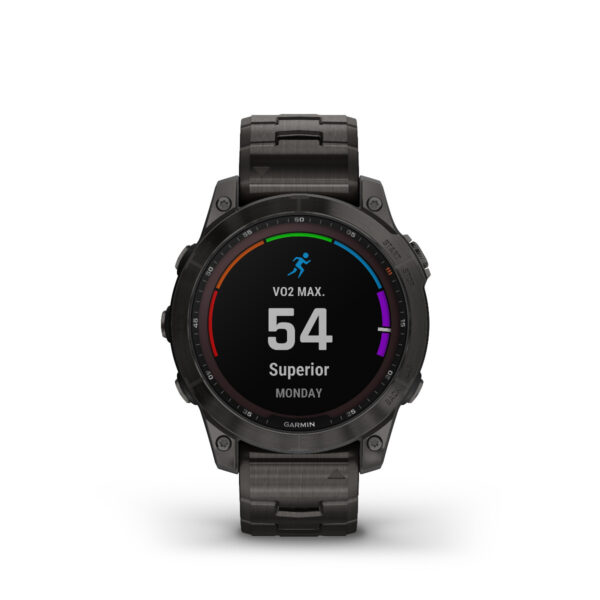 Die Garmin Fenix 7 Sapphire Solar Smartwatch in Schwarz weist einen VO2-Max-Wert von 54 mit der Bezeichnung „Superior“ auf und verfügt über ein Laufsymbol und farbige Bögen am Rand. Das Display zeigt Montag als aktuellen Tag an.
