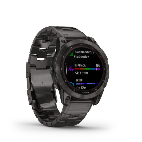 Eine dunkelgraue Garmin Fenix 7 Sapphire Solar zeigt Fitnessdaten an: „Trainingsstatus: Produktiv“, VO2 max „Überlegen“ bei 54, eine 5-km-Zeit von 18:00 und eine Schlafdauer von 6 Std. 12 Min. Das Metallarmband passt zur Farbe der Uhr.