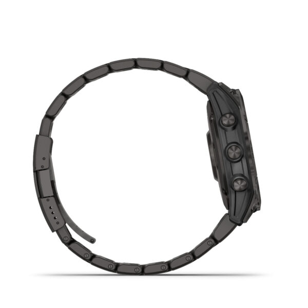 Seitenansicht der Garmin Fenix 7 Sapphire Solar, einer eleganten schwarzen Armbanduhr mit Metallarmband und zwei runden Seitenknöpfen. Sie besticht durch ein modernes Design mit leicht erhöhtem Gehäuse und Verschluss am Armband.