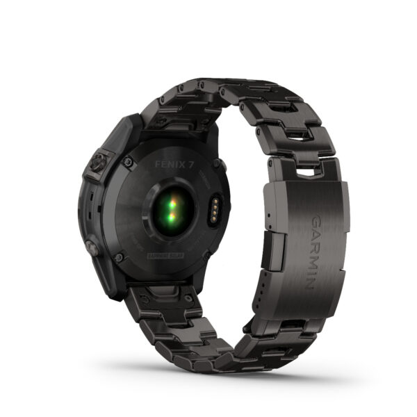 Rückansicht einer Garmin Fenix 7 Sapphire Solar-Smartwatch mit einem dunkelmetallischen, verstellbaren Armband. Das Zifferblatt ist abgewandt, wodurch die hinteren Sensoren und das Markenzeichen hervorgehoben werden.