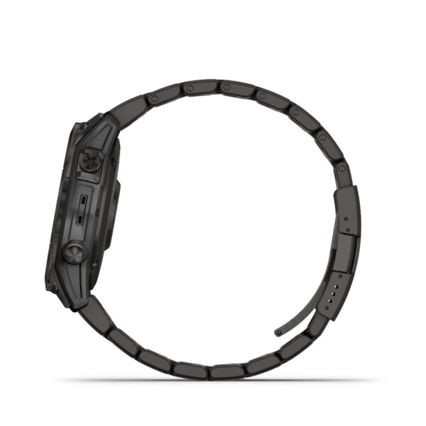 Seitenansicht der Garmin Fenix 7 Sapphire Solar-Uhr mit schwarzem Metallarmband. Das dünne Profil hebt die detaillierten Knöpfe und die Krone hervor, wobei das Armband teilweise vor einem schlichten weißen Hintergrund geöffnet ist.