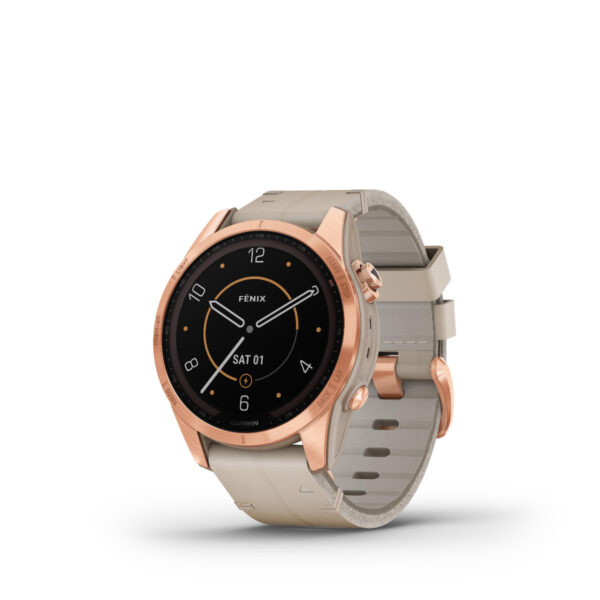 Die Smartwatch Garmin Fenix 7S Sapphire Solar Edition verfügt über ein rundes Zifferblatt mit einer roségoldenen Lünette, die Uhrzeit und Datum anzeigt. Sie verfügt über ein taupefarbenes Silikonarmband, ein anpassbares Zifferblatt mit minimalistischem Design, stilisierten Stundenmarkierungen und schwarzem Hintergrund.