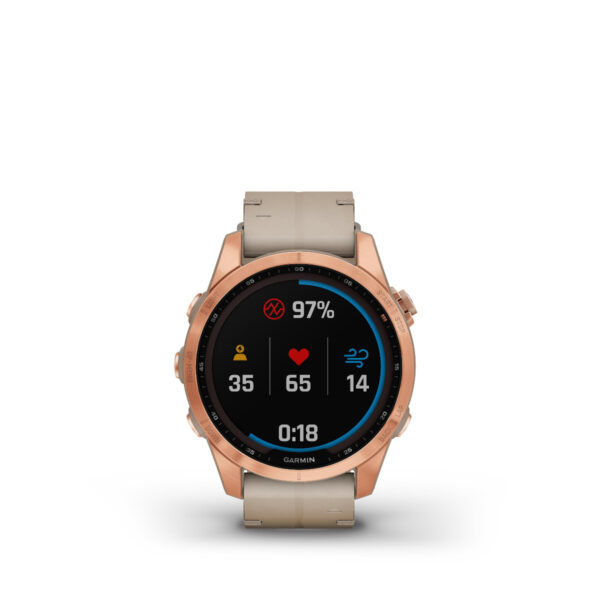 Die Smartwatch Garmin Fenix 7S Sapphire Solar Edition zeigt Gesundheitsstatistiken an: Sauerstoffsättigung bei 97 %, Schrittzahl bei 35, Herzfrequenz bei 65 Schlägen pro Minute und Stresslevel bei 14, mit einem Gehäuse aus Roségold und einem beigen Armband. Ein Timer zeigt 0:18 an.