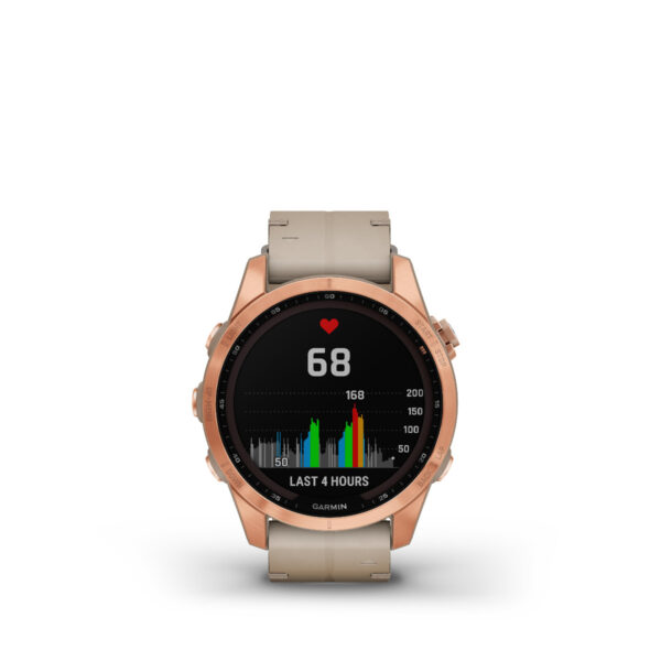 Die Smartwatch Garmin Fenix 7S Sapphire Solar Edition mit beigem Armband und roségoldenem Rahmen zeigt eine Herzfrequenz von 68 Schlägen pro Minute sowie ein Herzsymbol und ein Balkendiagramm auf schwarzem Hintergrund an, das die Veränderungen der letzten 4 Stunden überwacht.