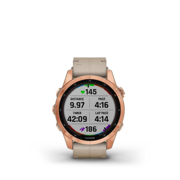 Die Smartwatch Garmin Fenix 7S Sapphire Solar Edition mit rundem Zifferblatt und beigem Armband zeigt auf weißem Hintergrund eine Herzfrequenz von 145 Schlägen pro Minute, eine Distanz von 9,97 km, einen Timer von 42:09, ein Tempo von 4:16 min/km und ein Rundentempo von 4:14 min/km an.