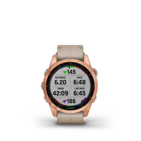 Die Smartwatch Garmin Fenix 7S Sapphire Solar Edition verfügt über ein hellbraunes Armband und eine Kupferlünette und zeigt folgende Messwerte an: Herzfrequenz bei 145 Schlägen pro Minute, Distanz von 6,20 Meilen, Tempo von 6:48, Timer bei 42:09 und Rundentempo von 6:49.