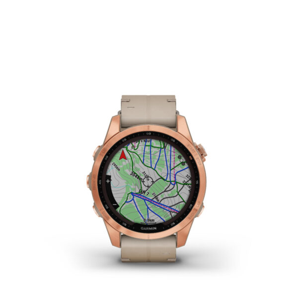 Die Garmin Fenix 7S Sapphire Solar Edition verfügt über eine kupferfarbene Lünette und ein beiges Armband und zeigt auf ihrem Bildschirm eine farbenfrohe topografische Karte an.
