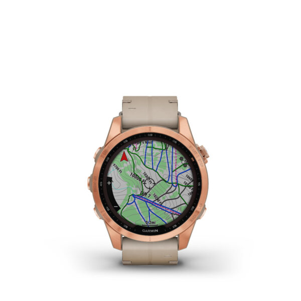 Die Smartwatch Garmin Fenix 7S Sapphire Solar Edition verfügt über ein beiges Armband und ein roségoldenes Gehäuse und zeigt auf ihrem Bildschirm eine topografische Karte mit Wanderwegen, Markierungen, Höhenlinien und einem roten Richtungspfeil.