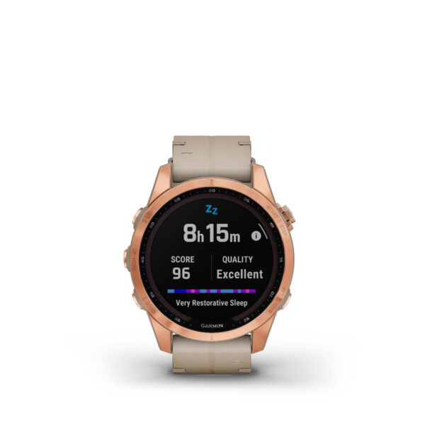 Die Smartwatch Garmin Fenix 7S Sapphire Solar Edition mit braunem Armband zeigt Schlafdaten an: Dauer 8 h 15 min, Punktzahl 96, Qualitätsbewertung „Ausgezeichnet“ und hebt „Sehr erholsamer Schlaf“ hervor.