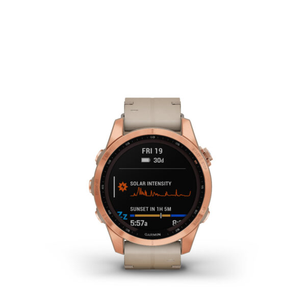 Garmin Fenix 7S Sapphire Solar Edition mit beigem Armband und roségoldener Lünette zeigt Sonnenintensität und Sonnenuntergangszeit auf dem Bildschirm an. Zeigt das Datum als Freitag, den 19., mit einer Batterieanzeige unten, alles zentriert auf einem weißen Hintergrund.