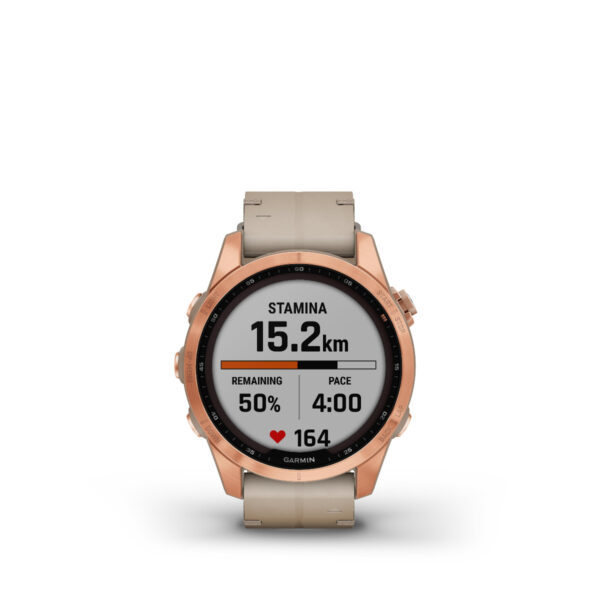 Die Garmin Fenix 7S Sapphire Solar Edition verfügt über ein braunes Armband, eine Lünette aus Roségold und einen hellen Hintergrund mit einer Fitnessschnittstelle mit „Ausdauer 15,2 km“, „Verbleibende 50 %“, „Tempo 4:00“ und einer Herzfrequenz von 164.