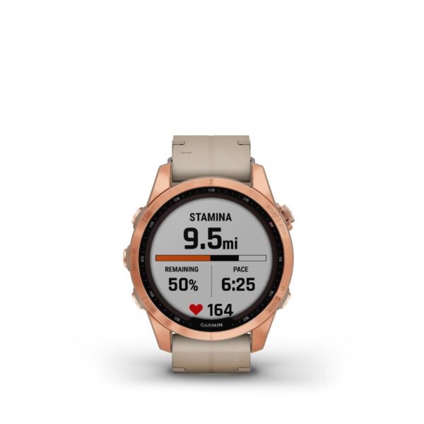 Die Smartwatch Garmin Fenix 7S Sapphire Solar Edition verfügt über eine Lünette aus Roségold und ein beiges Armband und zeigt auf ihrem Bildschirm eine Fitnessschnittstelle mit „Ausdauer 9,5 Meilen“, „Verbleibende 50 %“, „Tempo 6:25“ und „Herzfrequenz 164“.