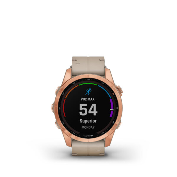 Die Garmin Fenix 7S Sapphire Solar Edition mit einer Lünette aus Roségold und einem beigen Armband zeigt einen VO2Max-Wert von 54 mit der Bezeichnung „Superior“ sowie einem Laufsymbol und dem Tag „Montag“ auf dem Bildschirm an.
