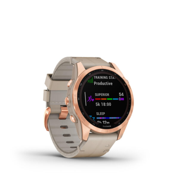 Die Smartwatch Garmin Fenix 7S Sapphire Solar Edition mit roségoldenem Gehäuse und beigem Armband verfügt über eine lebendige Fitnessoberfläche. Der Bildschirm zeigt den Trainingsstatus, eine 5-km-Laufmetrik, Schlafdaten und die Uhrzeit 18:00 Uhr an. Der Markenname ist auf dem Zifferblatt sichtbar.