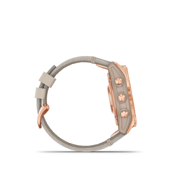 Seitenansicht der Armbanduhr Garmin Fenix 7S Sapphire Solar Edition mit roségoldenem Gehäuse mit drei seitlichen Knöpfen und hellgrauem Armband mit passender Schnalle. Horizontal vor weißem Hintergrund positioniert.