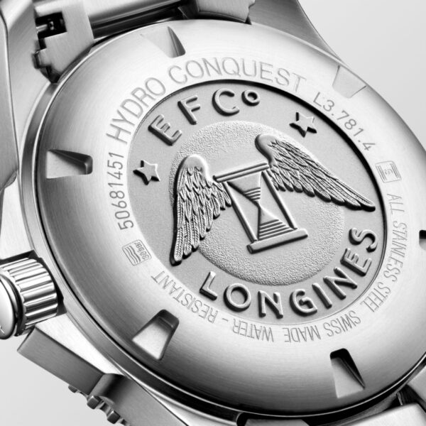 Nahaufnahme der Rückseite der Longines HydroConquest-Uhr, eingraviert mit „LONGINES“, „HYDRO CONQUEST“, „ALL STAINLESS STEEL“ und „SWISS MADE“, zusammen mit einem geflügelten Emblem und einer Sanduhr. Das Gehäuse hat eine gebürstete Metalloberfläche.