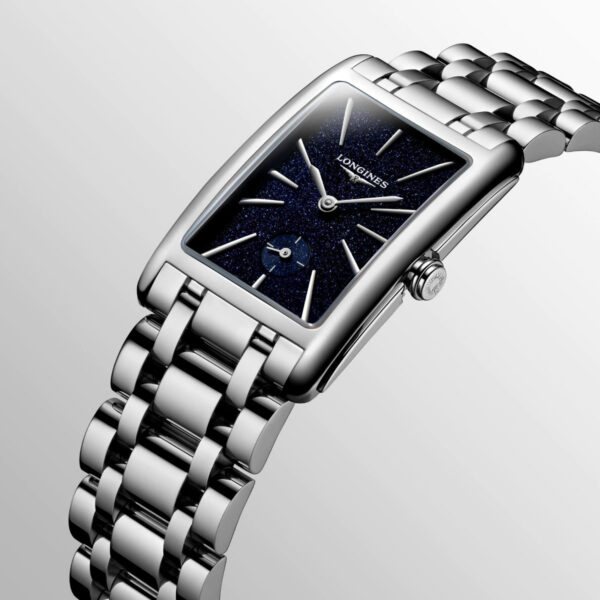 Die Longines Dolce Vita ist eine silberne Edelstahluhr mit rechteckigem Zifferblatt und dunkel gesprenkeltem Zifferblatt mit silbernen Stundenmarkierungen, Zeigern und einem Hilfszifferblatt bei 6 Uhr. Sie hat ein poliertes Metallgliederarmband.