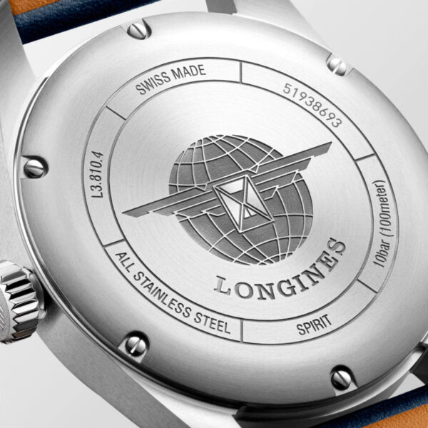 Nahaufnahme der Rückseite einer Longines Spirit-Armbanduhr mit einem geflügelten Globus und einem Sanduhrdesign. Gravuren: „SWISS MADE“, „ALL STAINLESS STEEL“, Wasserdichtigkeit von „10 Bar (100 Meter)“, Modell L3.810.4 und Seriennummer 51938563.