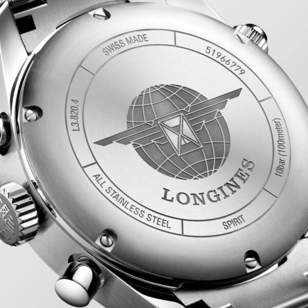 Nahaufnahme der Rückseite des Longines Spirit Chronographen mit einem Globus- und Flügellogo sowie den eingravierten Schriftzügen „LONGINES“, „SWISS MADE“ und „ALL STAINLESS STEEL“. Modellnummer L3.820.4 und Wasserdichtigkeit von 10 Bar (100 Meter) sind sichtbar.