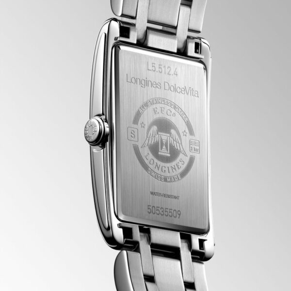 Nahaufnahme der Rückseite der Longines Dolce Vita Edelstahluhr. Sie zeigt ein eingraviertes Logo und Texte wie „Longines“, „Edelstahl“, „Wasserfest“ und die Seriennummer „50535509“. Das Metallarmband ist ebenfalls sichtbar.